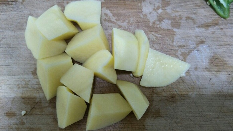 地三鲜,土豆去皮切滚刀块。