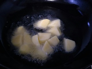 地三鲜,锅里加油，加热后下入土豆块炸至金黄捞出备用。