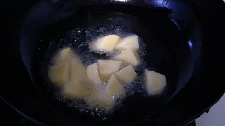 地三鲜,锅里加油，加热后下入土豆块炸至金黄捞出备用。