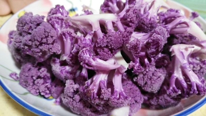 紫色菜花炒番茄,洗干净切小块