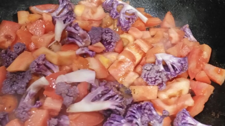 紫色菜花炒番茄,西红柿加入后，菜花没有变色