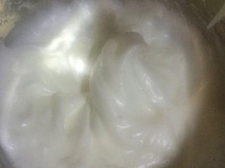 蒸蛋糕六寸,打到蛋白变白之后，提起打蛋器纹路立刻消失的时候第二次加入十克白砂糖继续高速打发