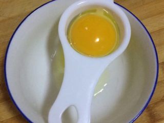 蒸蛋糕六寸,盆子准备好之后开始分离鸡蛋，一定要一个一个的分离，因为有时候鸡蛋会有坏的，避免混一起浪费
