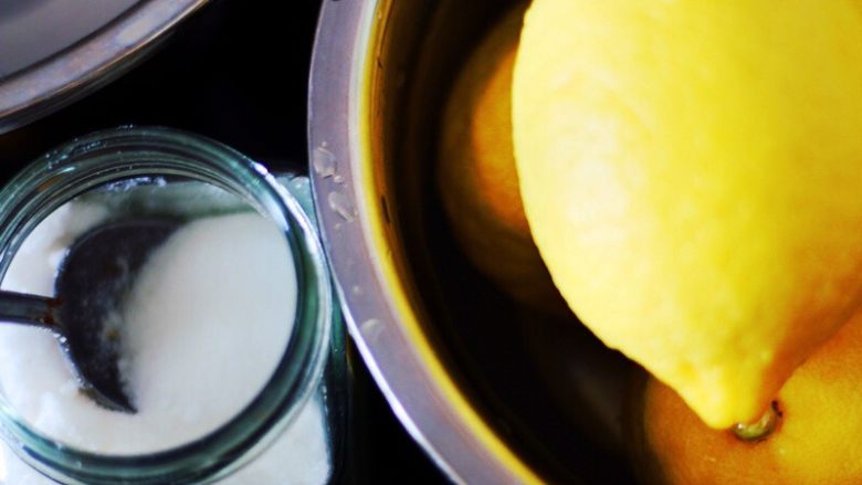柠檬蜂蜜水,用盐搓每个柠檬表面，去除蜡质，浸泡半小时，擦干水分