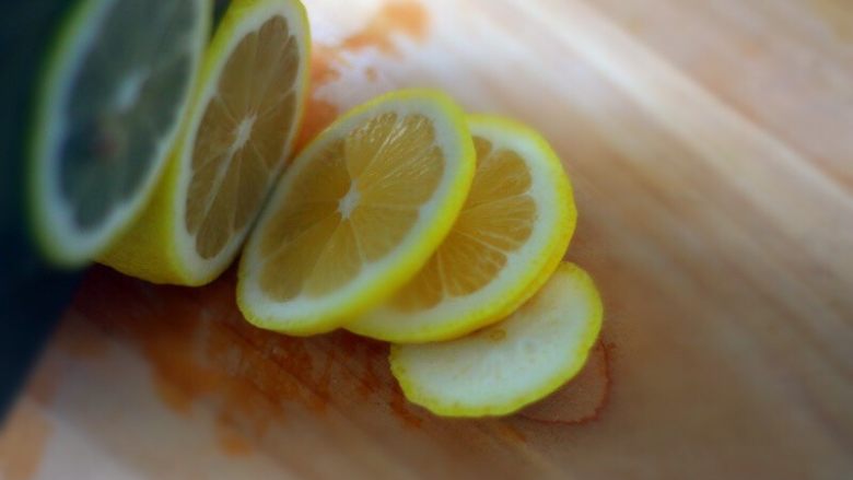 柠檬蜂蜜水,在干净的木板上，切片