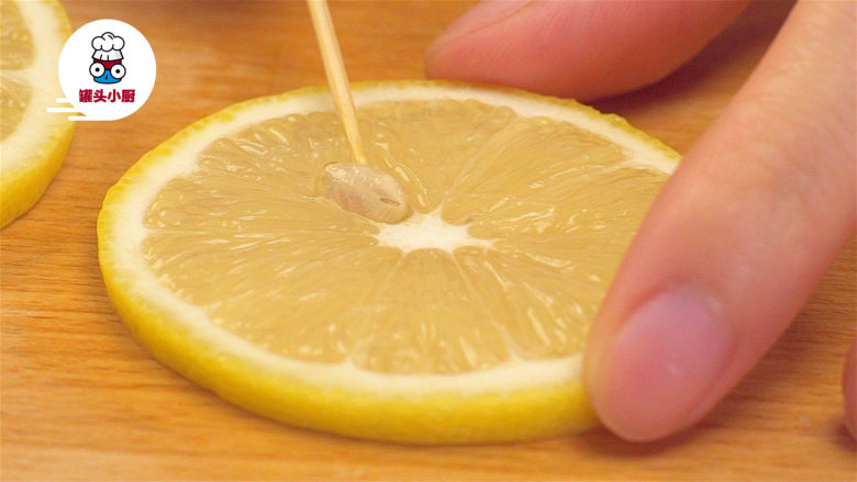 柠檬水的正确泡法,将柠檬切成均匀的薄片，剔籽