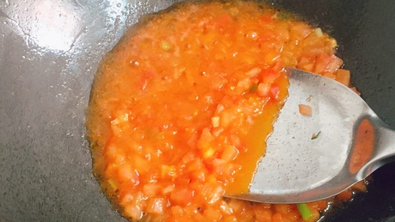 圆土豆+茄汁土豆条,边炒边借用锅铲把番茄丁压成泥状，小火慢慢熬制浓稠。