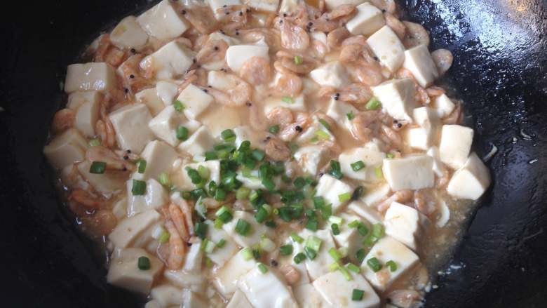 磷虾烧豆腐,最后放入葱花，将其推匀即可