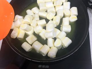 摩卡雪花酥,牛油溶化后把棉花糖加入。