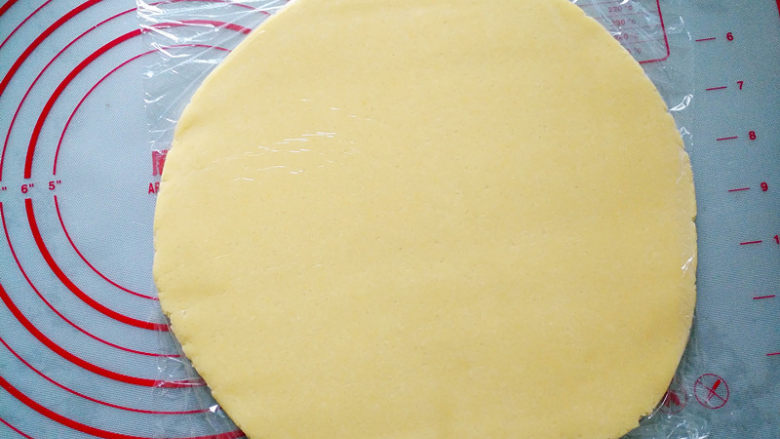 柠檬酥皮派,用擀面杖将派皮擀成0.2厘米厚的面片