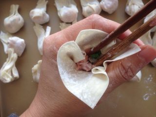 磷虾猪肉云吞,用筷子夹一点点馅料放在云吞皮中间
