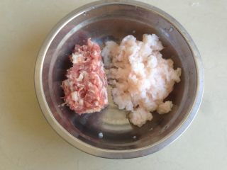 磷虾猪肉云吞,猪肉剁成末，与磷虾肉放在盆里