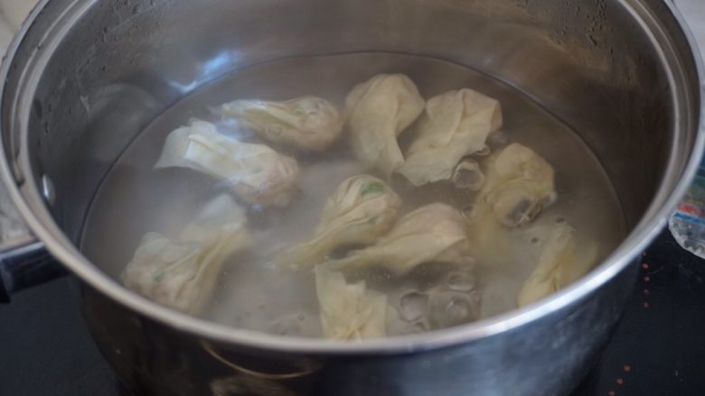 磷虾猪肉云吞,锅里的水煮沸后，放入云吞，水再次煮沸加一小碗凉水，盖上锅盖煮，如此重复2次，直到云吞肚子鼓胀，皮透明即可捞起来