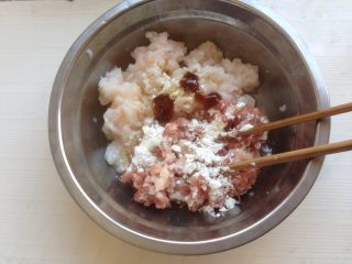 磷虾猪肉云吞,加入胡椒粉、料酒、芝麻油、花生油、蚝油、生粉和姜末