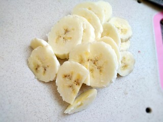 牛油果香蕉奶昔,香蕉切成小块备用。