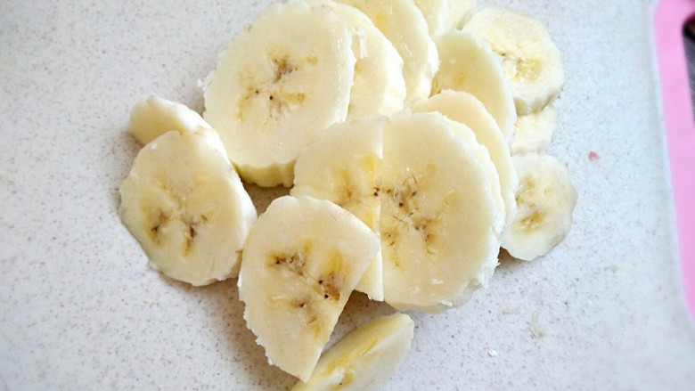 牛油果香蕉奶昔,香蕉切成小块备用。