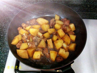 话梅土豆焖排骨,煮至酱汁略干后调入盐、翻炒均匀