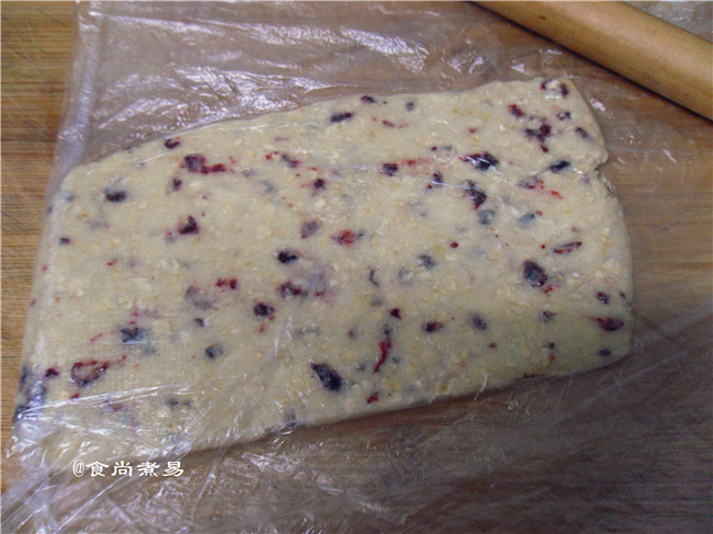 蔓越莓手指饼干,从冰箱取出面团，用擀面杖顺着保鲜袋均匀擀开成为一块方饼
