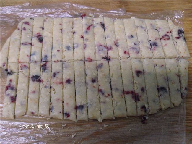 蔓越莓手指饼干,剪开保鲜袋，用小刀将面饼裁剪成长9CM、宽1.5CM左右的手指饼条
