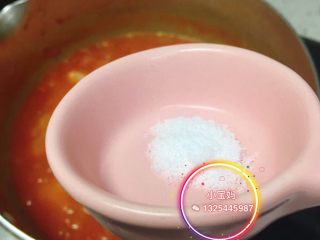 番茄龙利鱼,煮开的番茄汤底中小火煮熟即可，加入适量盐