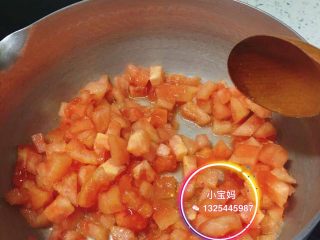 番茄龙利鱼,锅中取适量植物油将西红柿炒软