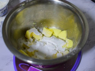 曲奇蛋挞,蛋挞皮:黄油切小块，室温软化，加糖粉，用电动打蛋器打发至蓬松