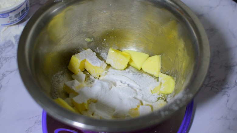 曲奇蛋挞,蛋挞皮:黄油切小块，室温软化，加糖粉，用电动打蛋器打发至蓬松