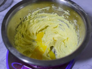 曲奇蛋挞,分三次加入鸡蛋液，每次都要与鸡蛋拌匀再加下一次
