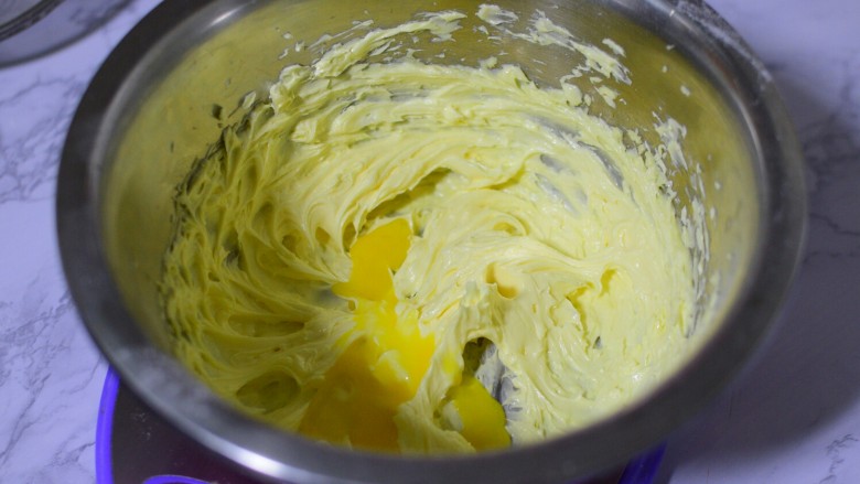 曲奇蛋挞,分三次加入鸡蛋液，每次都要与鸡蛋拌匀再加下一次