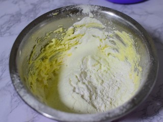 曲奇蛋挞,筛入面粉和奶粉，拌匀，揉成面团