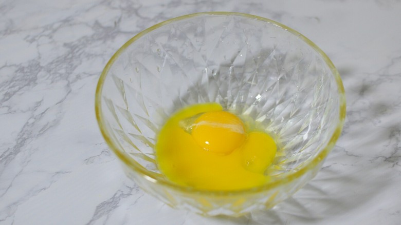 曲奇蛋挞,蛋挞液:鸡蛋打入碗中