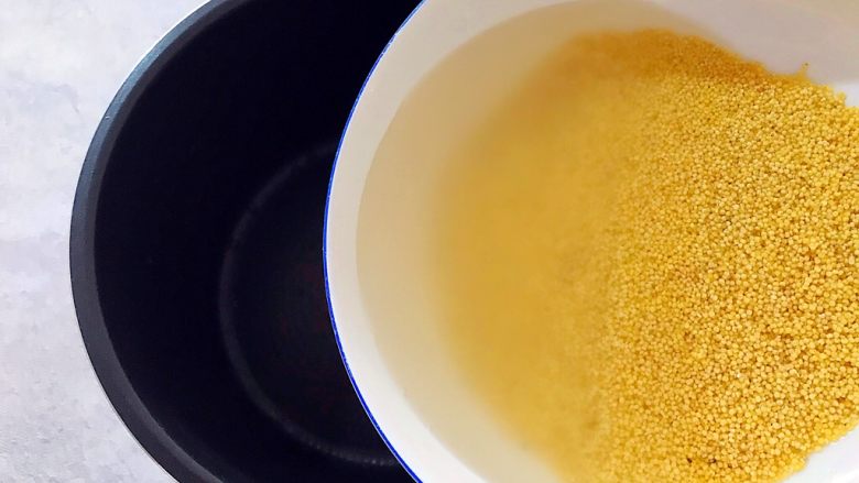 暖冬系列之最养人的红枣桂圆小米粥,将浸泡好的黄小米连同水一起倒入电高压锅内胆