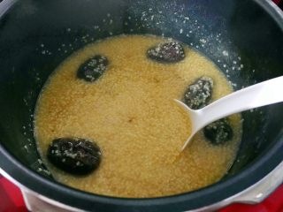暖冬系列之最养人的红枣桂圆小米粥,搅拌均匀，即可