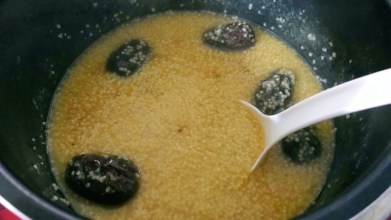 暖冬系列之最养人的红枣桂圆小米粥,搅拌均匀，即可