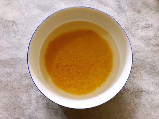 暖冬系列之最养人的红枣桂圆小米粥,黄小米轻轻淘洗两次，用适量清水浸泡，备用