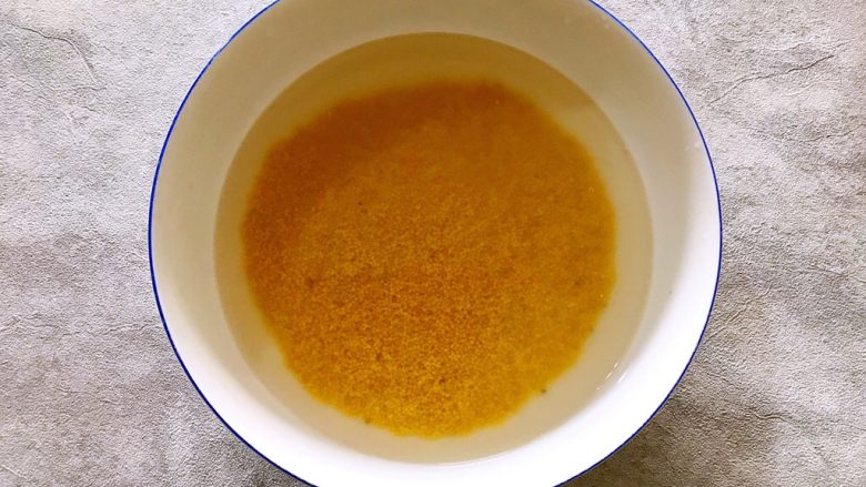 暖冬系列之最养人的红枣桂圆小米粥,黄小米轻轻淘洗两次，用适量清水浸泡，备用