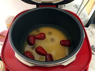 暖冬系列之最养人的红枣桂圆小米粥,将内胆放入电高压锅