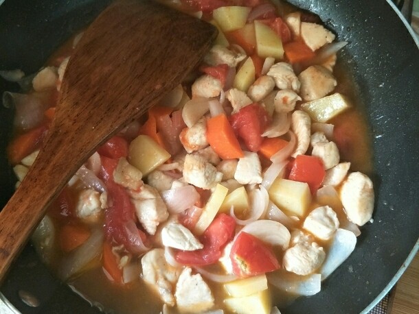 西红柿鸡肉焗饭,加小半碗水焖煮至土豆软烂