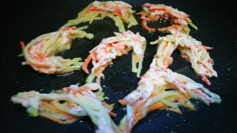 圆土豆～炸假虾,锅中倒油 将土豆胡萝卜丝用筷子夹入锅中