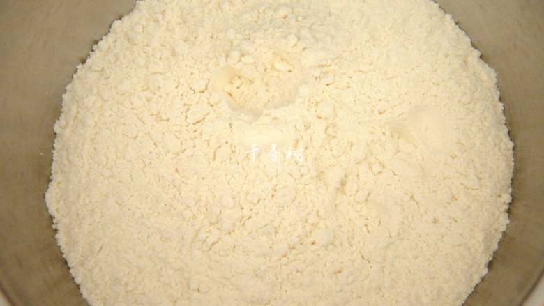 中种法奶香吐司面包,先做中种面团，350克高筋粉倒入面盆。