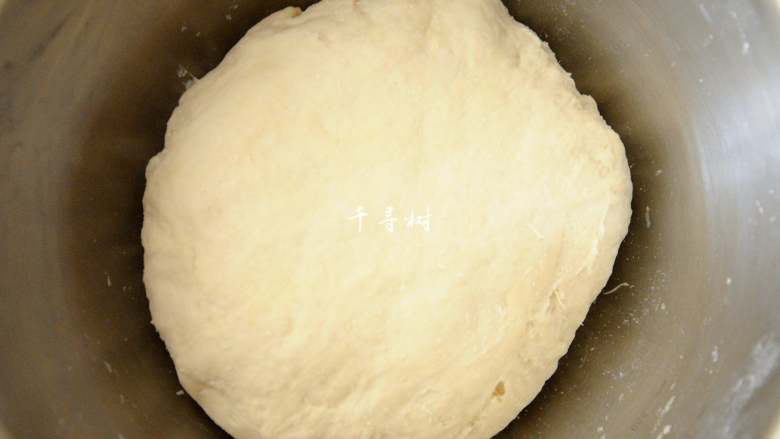 中种法奶香吐司面包,中种不需要过多的揉，只需要揉成团就可以进入中种面团的发酵了。
