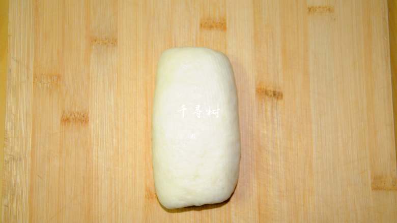 中种法奶香吐司面包,折叠后的面团再次擀开。