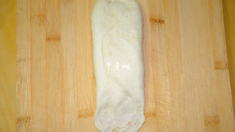 中种法奶香吐司面包,将底部压薄，然后从上到下卷起来。