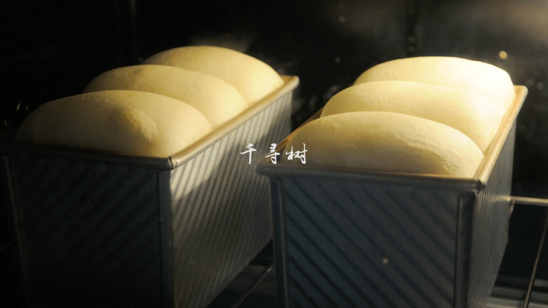 中种法奶香吐司面包,取出吐司盒，将烤箱预热至180度，一定要充分预热。放入吐司模具开始烘烤，定时30分钟。