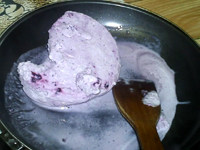 奶油蓝莓馅,将蓝莓奶油冰激凌放入锅中加热融化