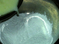 菠萝冰皮月饼,将三种粉倒入大碗，加入牛奶混合液