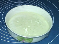 菠萝冰皮月饼,倒入容器中，盖上保鲜膜静置半小时