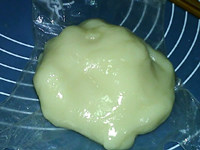 菠萝冰皮月饼,揉成顺滑面团，晾凉使用
