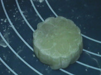 菠萝冰皮月饼,提起月饼模，推出月饼