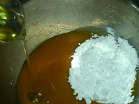 芒果椰蓉冰皮月饼,将果泥，糖粉和玉米油一起倒入大碗